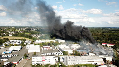 Großbrand im Gewerbegebiet Fixheide